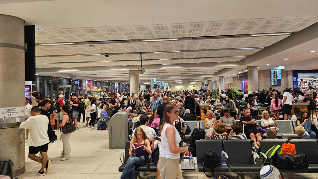 שדה התעופה בפאפוס (צילום: מאור שלום סויסה) שדה התעופה ב פאפוס קפריסין