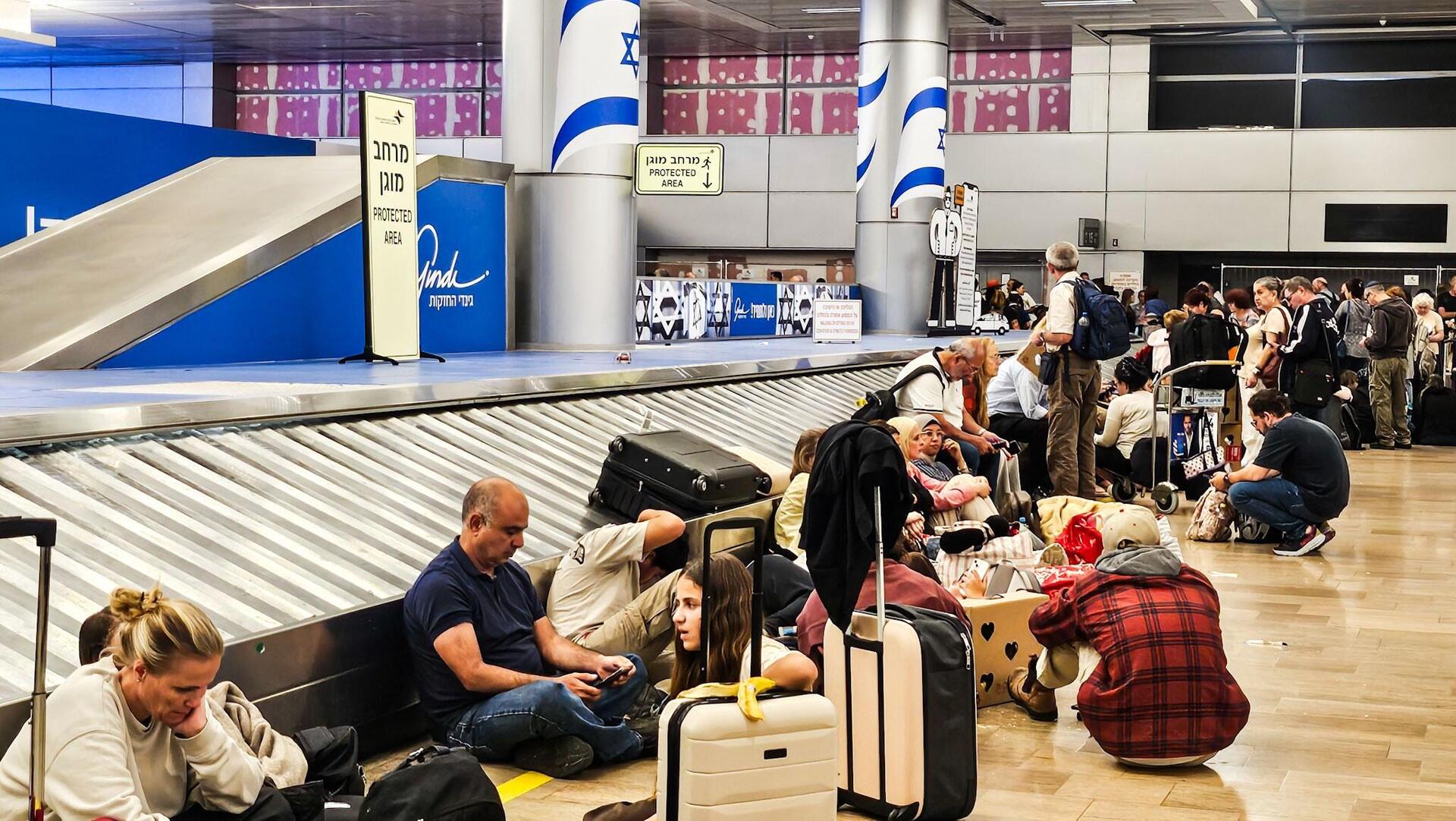 ממתינים למזוודות בנתב"ג