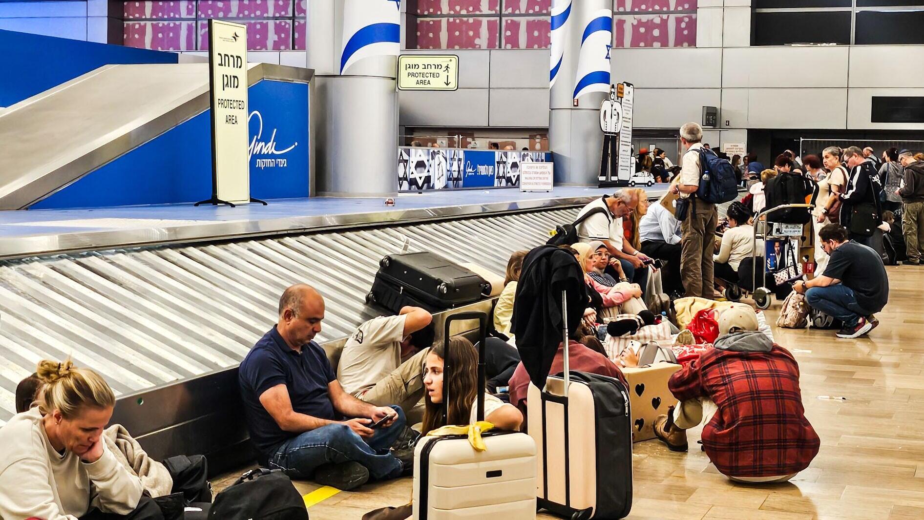 ממתינים למזוודות בנתב"ג