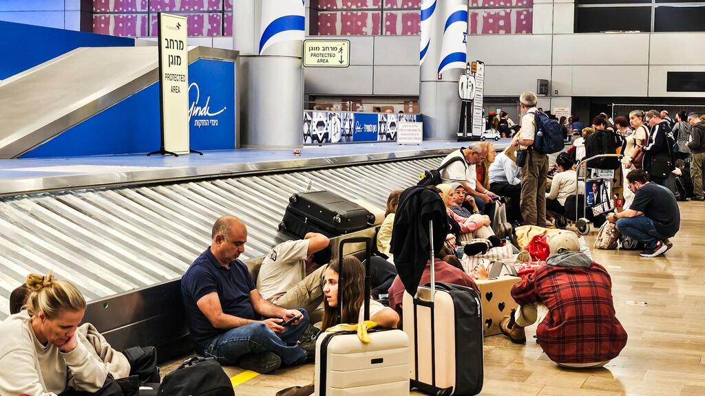 נוסעים ממתינים לכבודה (צילום: מאור שלום סויסה) ממתינים למזוודות בנתב"ג
