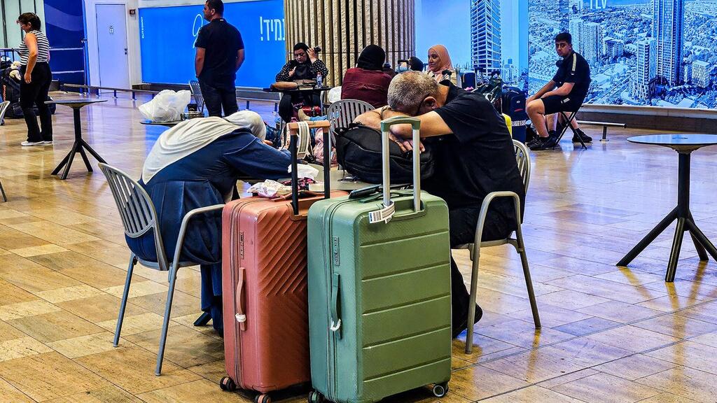 ממתינים למזוודות בנתב"ג (צילום: מאור שלום סויסה) ממתינים למזוודות בנתב"ג