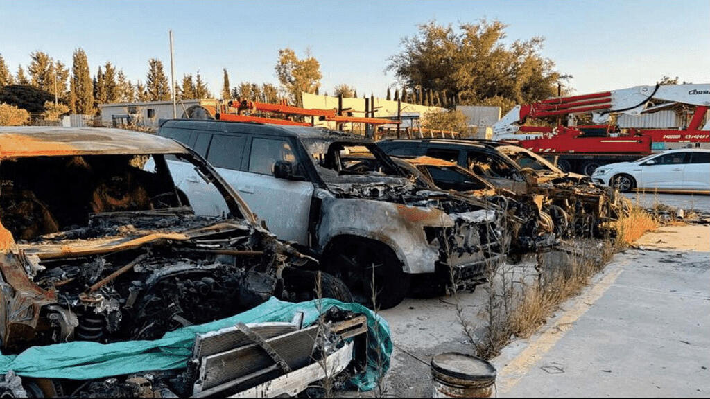 רכבים שרופים ב סוכנות אוטו פרימיום במגרש בראשון לציון