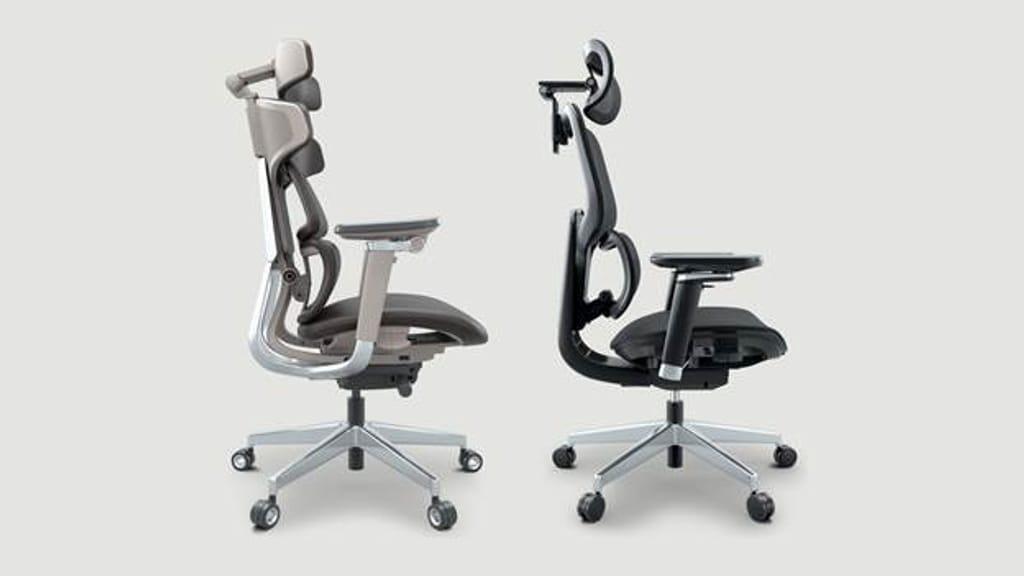 כסאות המנהלים של ניוטון: Alpha Chrome Grey ו-Velto Jet Black, במבט צד