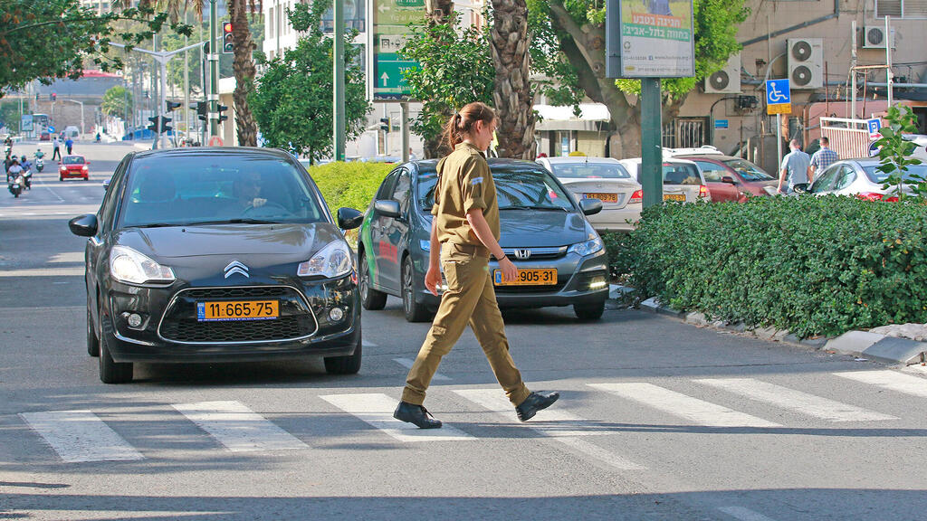 חיילת זכות קדימה ב מעבר חציה