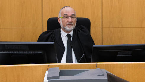 הנוצות ההדורות בזנב של השופטים