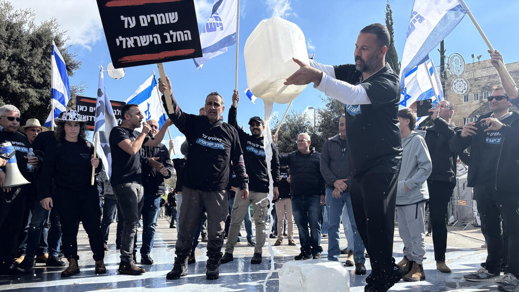 מחאת הרפתנים בירושלים, אפריל. "המדינה צריכה לעזור לחקלאים. אי אפשר להגיד 'נסגור את הענף, ובמקומו נביא מחו"ל'. אנחנו חייבים עצמאות תזונתית"