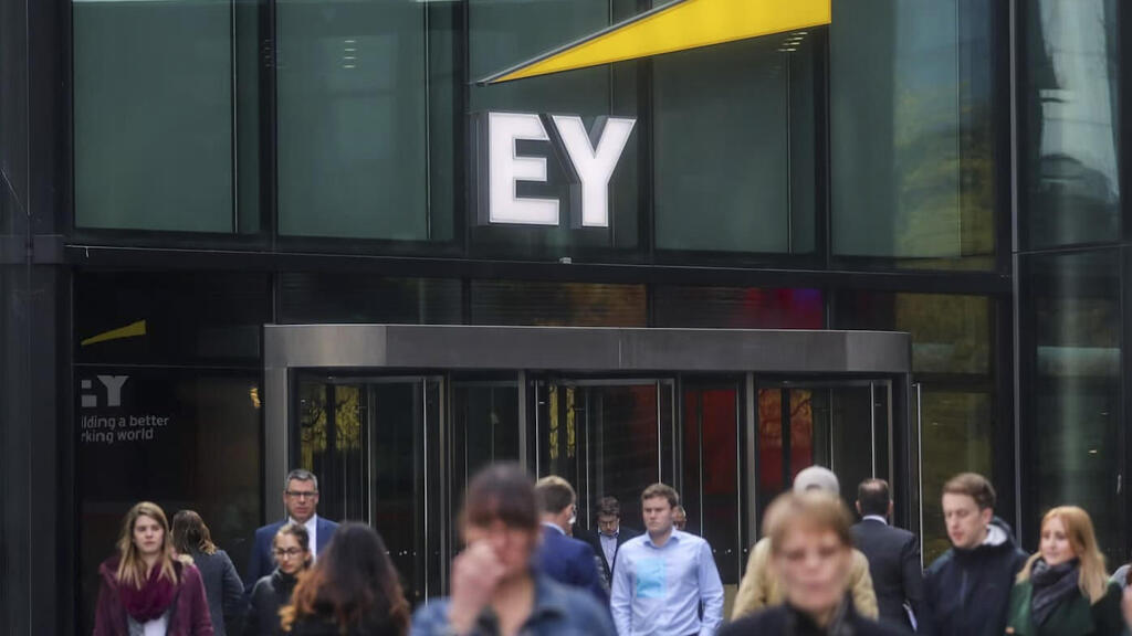 משרדי EY בלונדון. "עבודה מהבית היא לא הדרך להצלחה בעולם של בינה מלאכותית" (צילום: בלומברג) משרדי EY בלונדון