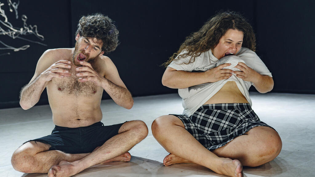 פנאי הצגה צרכים קדושים מיה לנדסמן ו נבו רומנו