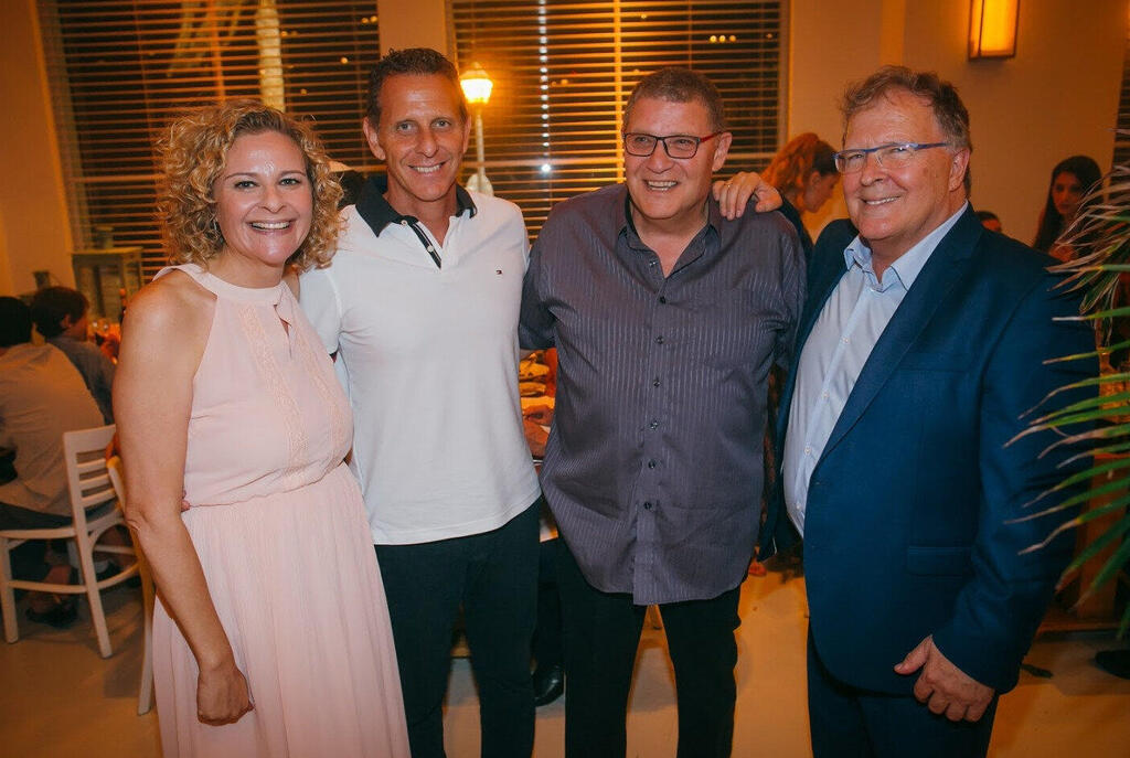 From right: Eyal, Oz, Eitan, and Galit Desheh, 2017. (Photo: Shai Shahar) מימין: איל, עוז, איתן וגלית דשא, 2017 . "תקופת המחלה של עוז היתה מאוד משברית. נפלנו בין הכיסאות והיינו צריכים לרדוף אחרי אנשים מבוקר עד לילה. ואנחנו עוד לכאורה 'מקושרים'"