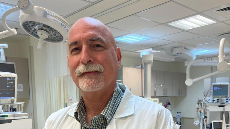 Prof. Drescher.
(Photo: Courtesy of the Israel Society for Emergency Medicine) פרופ' דרשר, שעובד ב־ AI" .Ozz יכול להיות יותר אמפתי מרופא, כי אין לו דעות קדומות או מגבלת זמן"