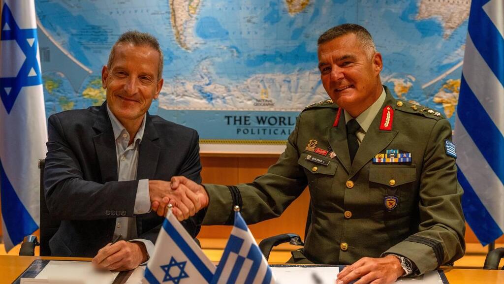 מנהל הרכש של יוון יאניס בוראס (מימין) ומנכ"ל משרד הביטחון אמיר ברעם, במעמד החתימה בקריה (צילום: דוברות משרד הביטחון) מנהל הרכש של יוון יאניס בוראס (מימין) ומנכ"ל משרד הביטחון אמיר ברעם, במעמד החתימה בקריה