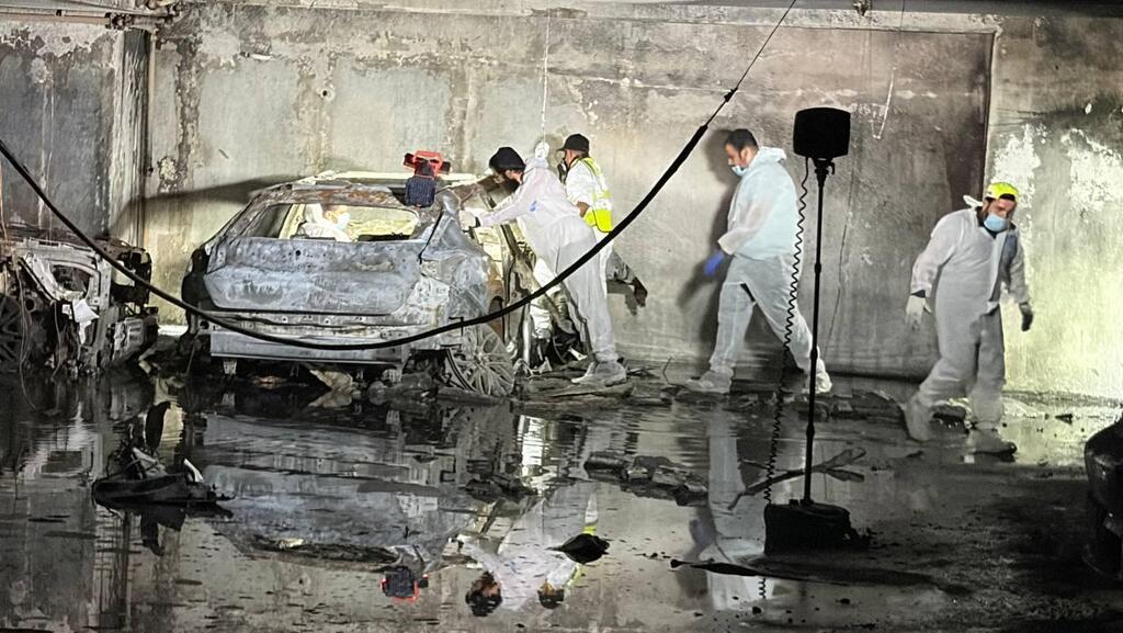 רכבים שנשרפו לאחר שריפה בחניון תת קרקעי בראשון לציון (צילום: מאיר תורג'מן) זירה רכב חשמלי בוער שריפה חניון תת קרקעי ראשון לציון הרס