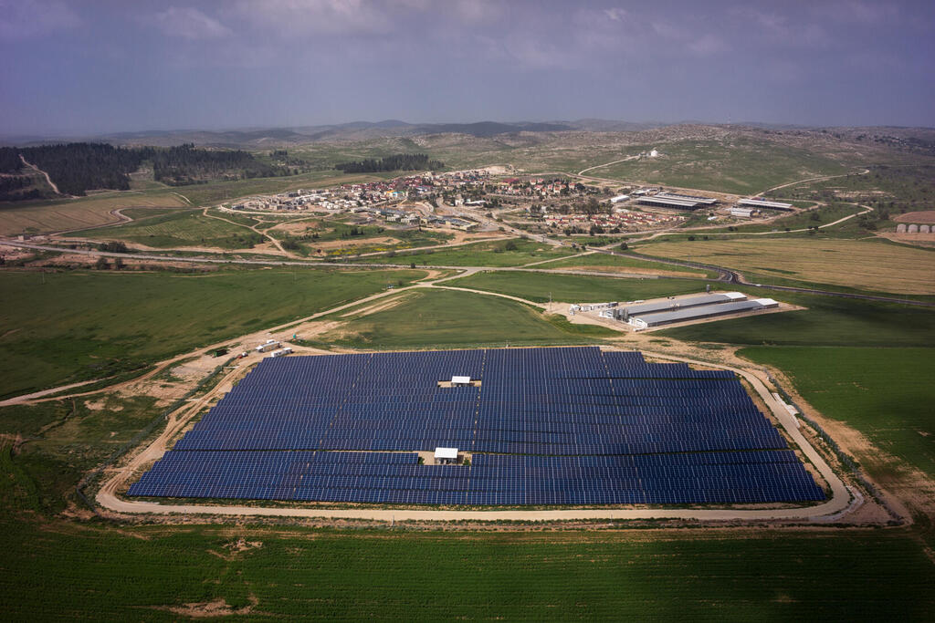 שדה סולארי משולב אגירה להב ( צילום: חברת EDF power solutions ישראל) שדה סולארי משולב אגירה להב