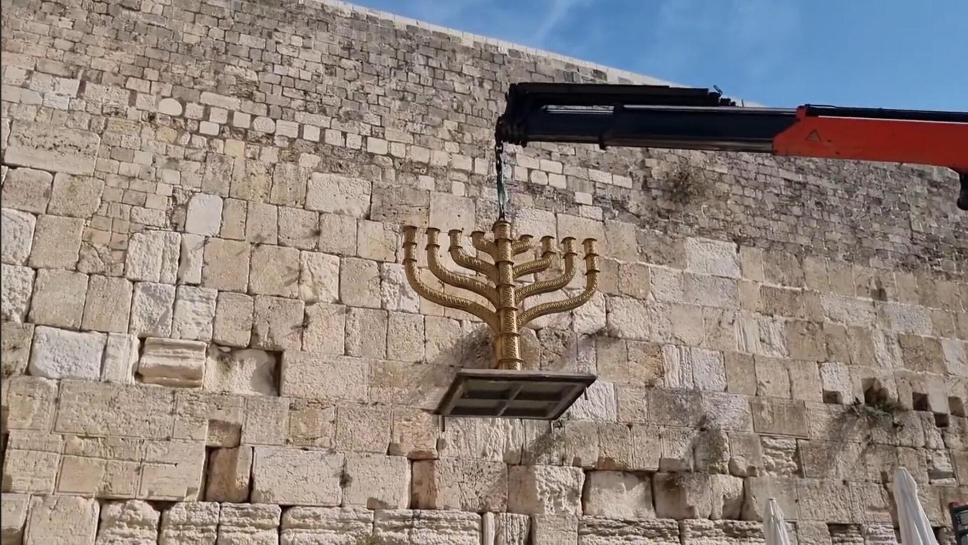 החנוכיה של אדם בראון שמוצבת מידי שנה בכותל