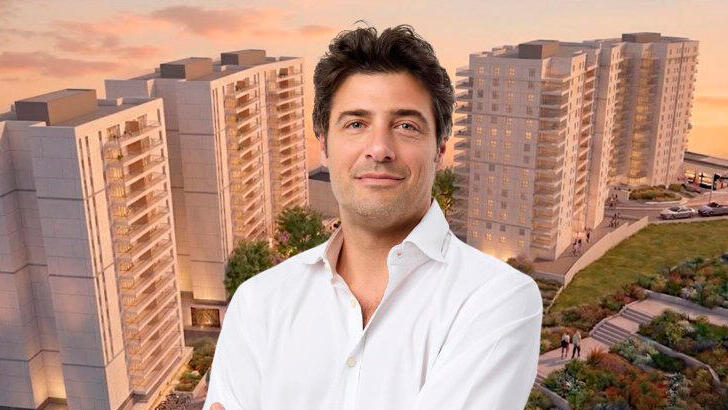 איתי תירוש מנכל משותף בחברת ארז-תירוש, על רקע הדמיה של הפרויקט
