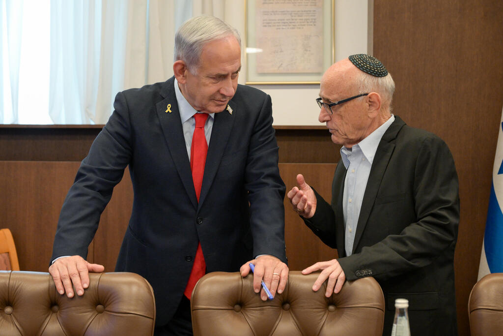 מימין יעקב נגל יור ועדת נגל בנימין נתניהו ראש ה ממשלה ראש הממשלה בנימין נתניהו ב ישיבת התנעה של ןעדת נגל ל גיבוש המלצות ל האצת תחום ה בינה ה מלאכותית בראייה לאומית