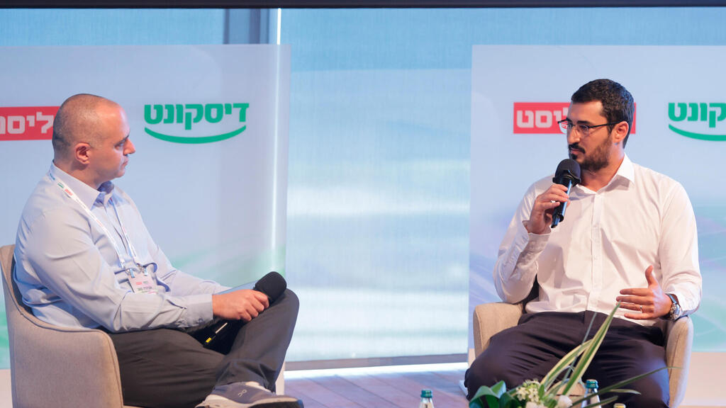 יוני חנציס (מימין) ורועי ברגמן (צילום: נמרוד גליקמן) כנס אנרגיה 360 - יוני חנציס מנכ"ל קבוצת דוראל