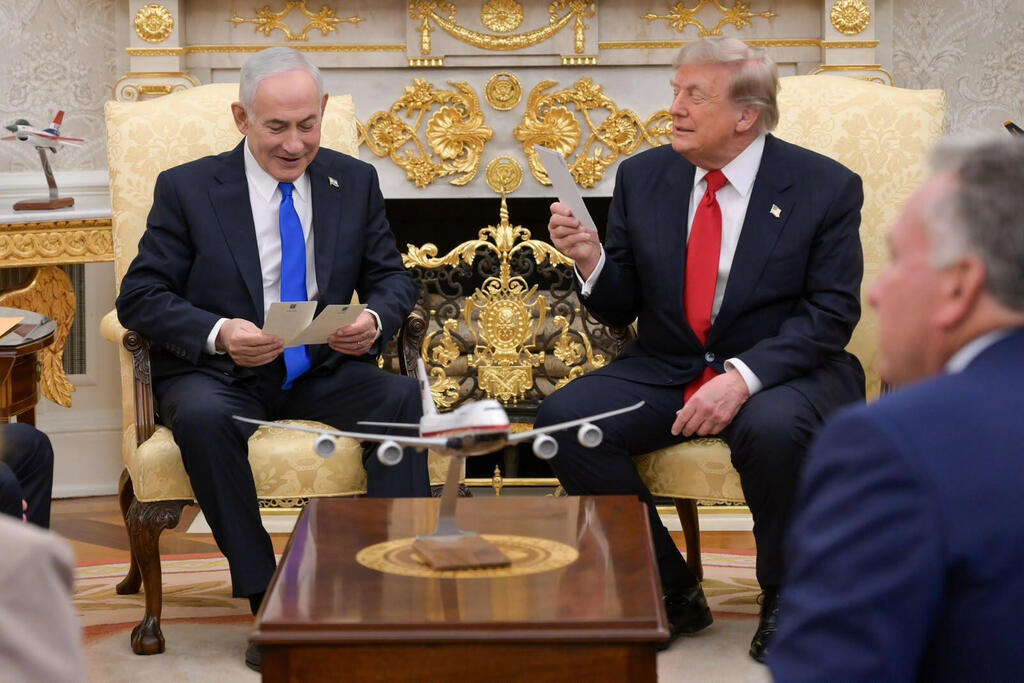 מימין דונלד טראמפ נשיא ארצות ה ברית בנימין נתניהו ראש ה ממשלה ב בית ה לבן פגישה ב חדר ה סגלגל על רקע מלחמת איראן ארצות ה ברית