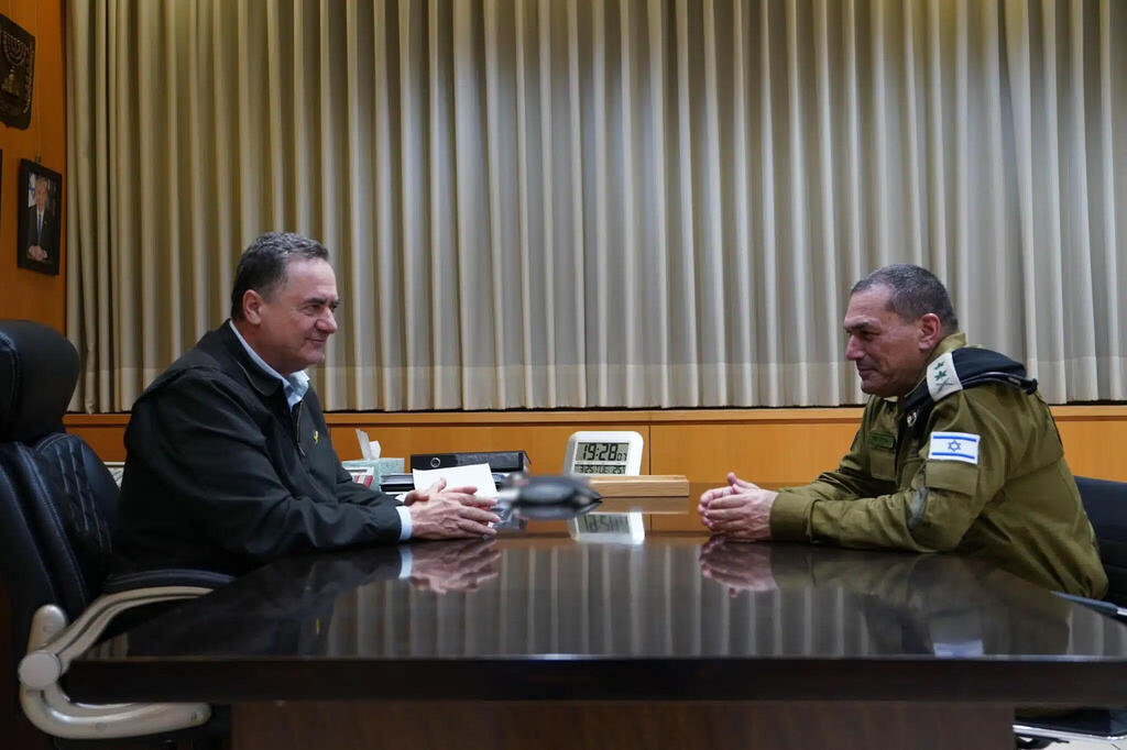 IDF Chief of Staff Eyal Zamir (right) with Minister of Defense Israel Katz. (Photo: Ariel Hermoni/MOD) שר הביטחון ישראל כץ והרמטכ"ל אייל זמיר