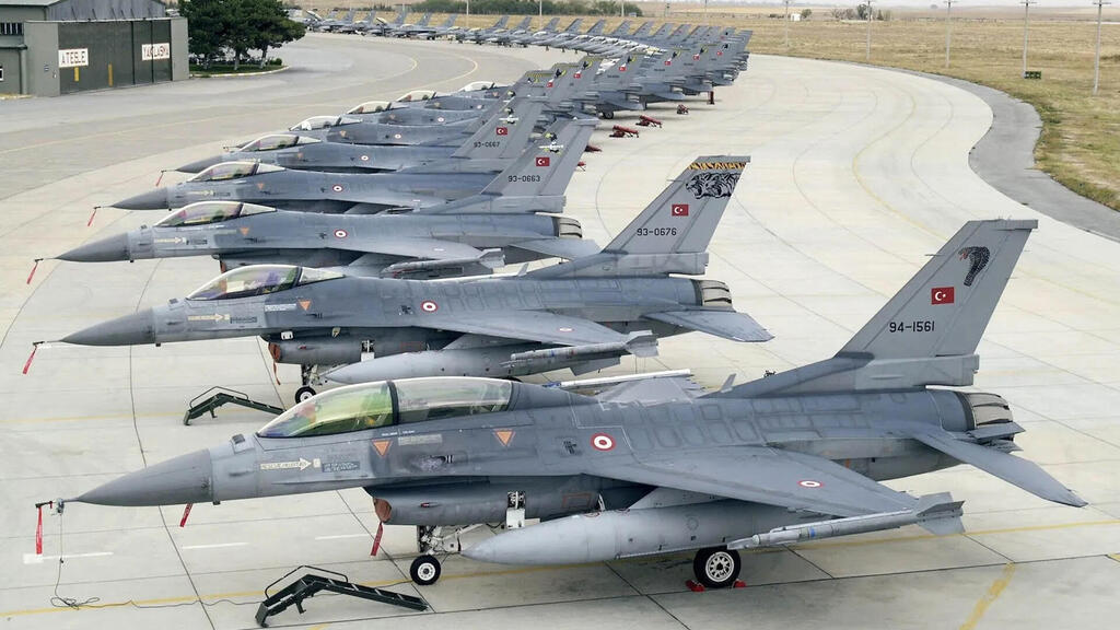 F16 עד האופק. ליין קרב טורקי (צילום: AFP) הקברניט חיל האוויר הטורקי