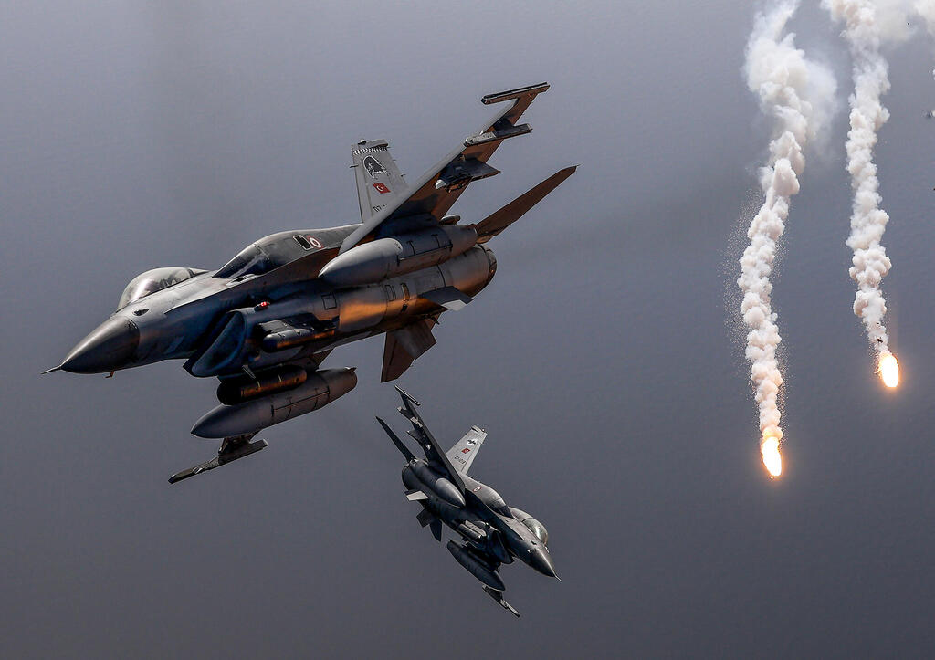 זוג מטוסי F16 טורקים. מי מזהה: במה הם דומים ל-F16 שלנו? (צילום: Ali Atmaca/Anadolu via Getty Images) הקברניט חיל האוויר הטורקי