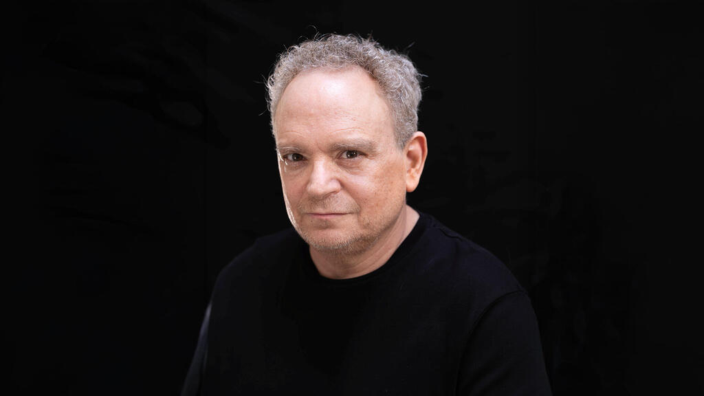 אשדות. "אחוז גבוה מאוד משנות חיי כבר מאחוריי, וכך גם כמות פעימות הלב שנשארה לי מהמיליארד שמוקצבות לכל יונק. החשבון הפשוט הזה יכול להציף אותי" (צילום: יובל חן) יזהר אשדות זמר מלחין ומוזיקאי פנאי