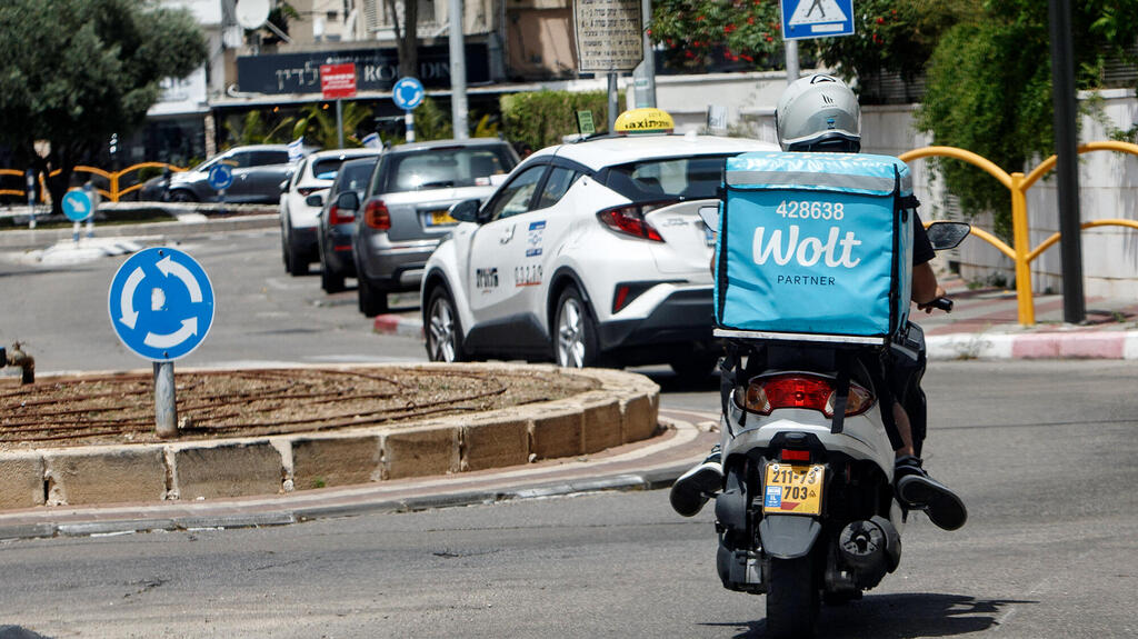 שליח של וולט (צילום: גיל נחושתן) שליח של וולט Wolt