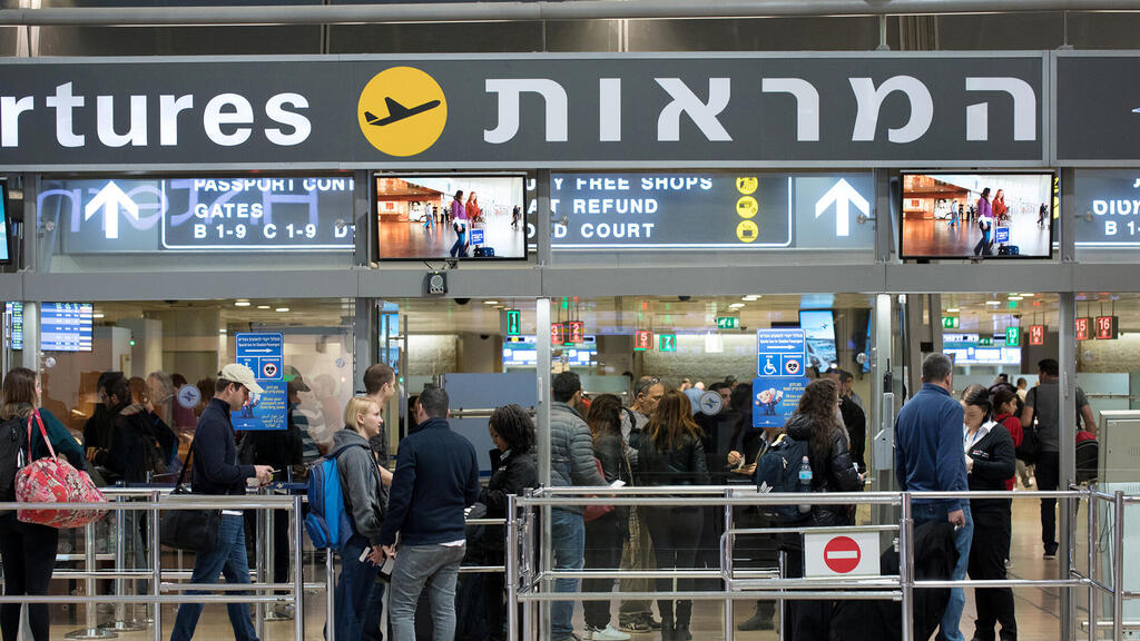 נתב"ג. יוקר המחיה בישראל מתמרץ את הנוסעים לחו"ל לנצל את החופשה למסעות קניות (צילום: ענר גרין) אזור המראות ב נמל התעופה בן גוריון נתב"ג