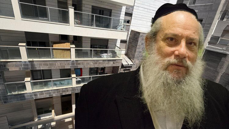 ראש עיריית בני ברק חנוך זייברט על רקע הבניין בבני ברק (צילומים: Arielinson, ויקימדיה, באדיבות הדיירים) ראש עיריית בני ברק חנוך זייברט על רקע הבניין בבני ברק