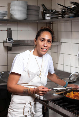 השפית נרקיס אלפי במסעדת ביינה פנאי