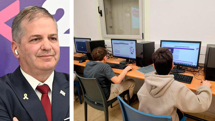 קיש לצד תלמידים שלומדים באמצעות מחשבים. "לא נמצאה תשתית עובדתית המטילה ספק במהימנות תוצאות הבחינות שהתקיימו" (צילומים: יובל יוסף/לע"מ, משרד החינוך) שר החינוך יואב קיש לצד תלמידים לומדים באצמעות מחשבים