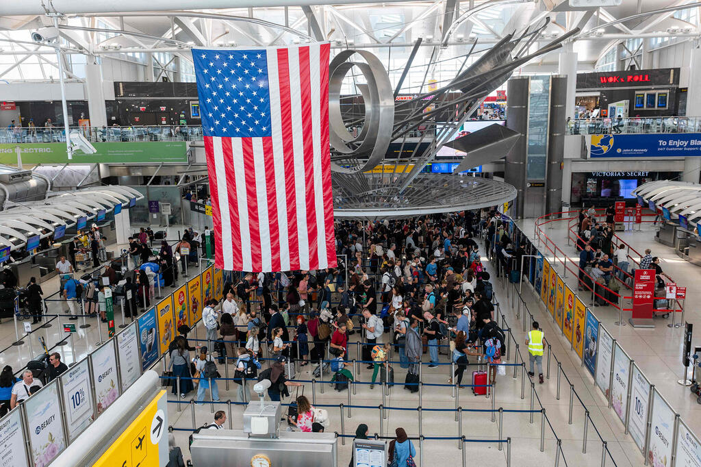 תורים בשדה התעופה JFK בחודש שעבר (צילום: SPENCER PLATT/AFP) תורים בשדה התעופה JFK בחודש שעבר