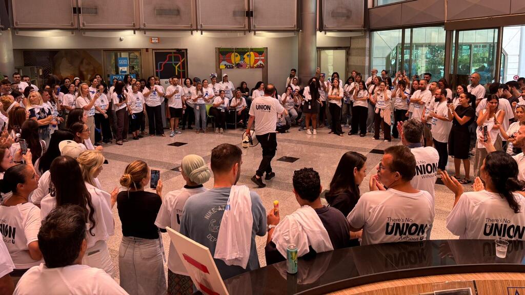 כינוס המחאה של עובדי AIG (צילום: יח"צ) כינוס המחאה של עובדי AIG