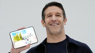 מנכ"ל אפל ג'ון טרנוס עם האייפון המתקפל