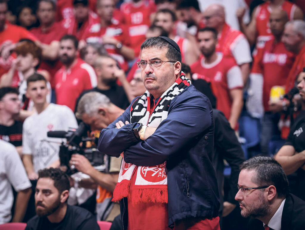 עופר ינאי במשחק של הפועל תל אביב. "האהדה לקבוצה גוברת על השיקול הפוליטי" (צילום: עוז מועלם) עופר ינאי במשחק של הפועל תל אביב