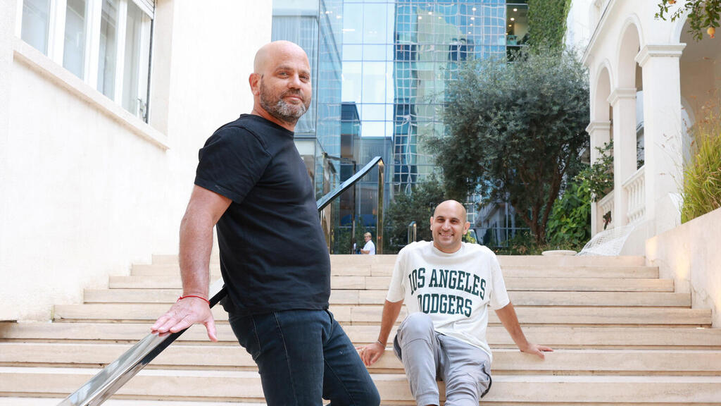 זוהר (מימין) ופרישמן. "הדעות שלנו מורכבות, מרכז מורכב" (צילום: אוראל כהן) פנאי יוצרי סדרת הקומדיה קופה ראשית יניב זוהר ו נדב פרישמן