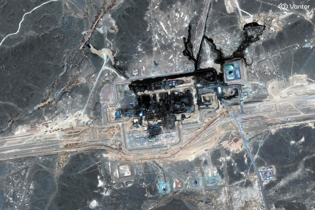 Houthi strike on the East-West oil pipeline in Saudi Arabia (AFP/ Satellite image ©2026 Vantor) פגיעה של חותים בצינור הנפט East-West ב סעודיה