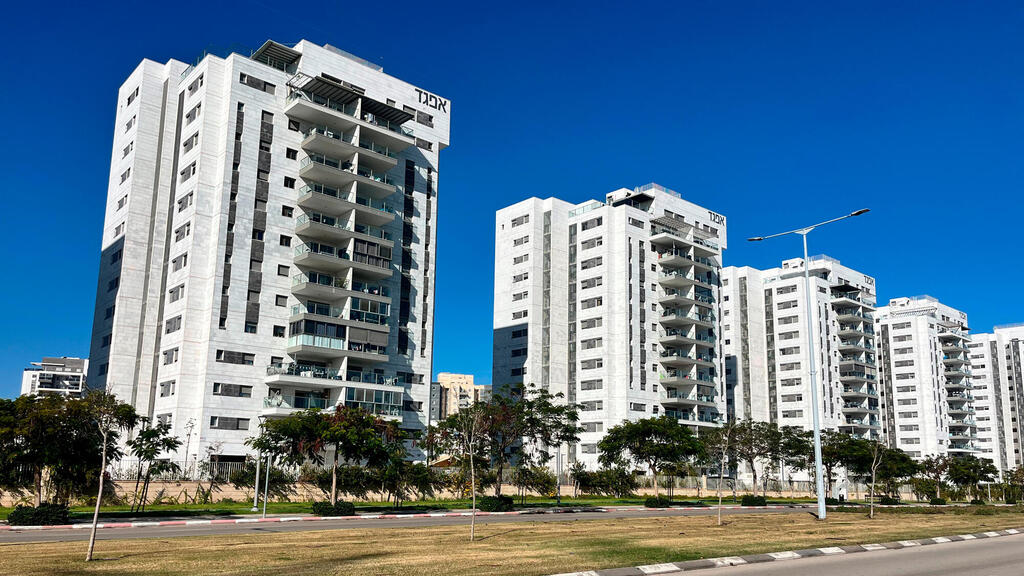 בנייה ברעננה. המחסור בעובדי בניין האט את קצב הביצוע (צילום: גדי קבלו) פרויקט בנייה של חברת אפגד ב שכונה שכונת אגמים אשקלון