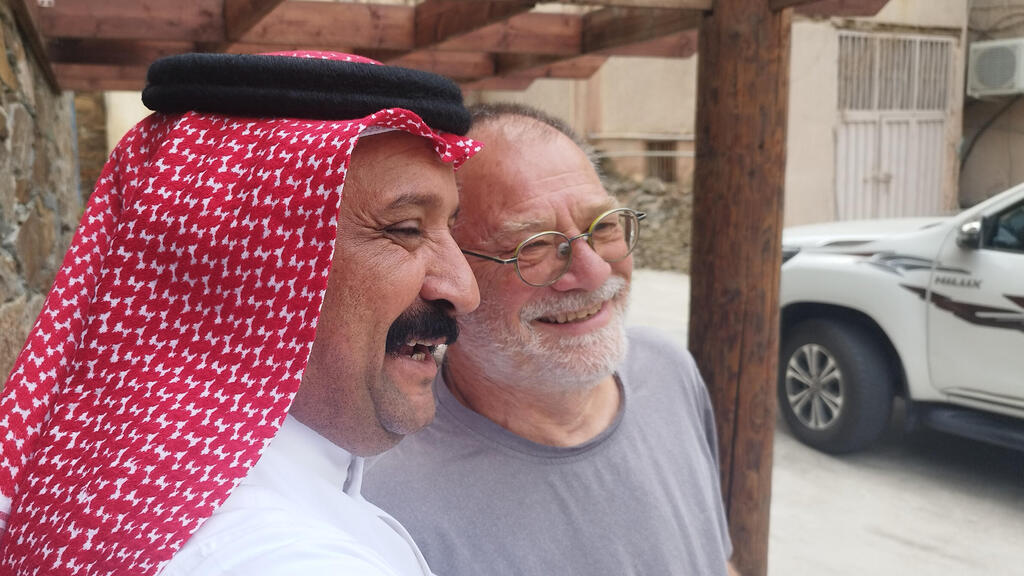 The author and a local resident during the journey from the Yemen border to the city of Medina. (Aviad Sar-shalom) שיזף בפגישה מחויכת במהלך המסע מהדרום לעבר מדינה. ערב הסעודית רוצה להתמקד בעתיד, אבל ההווה כל הזמן מפריע