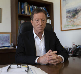 פרופ' שמחון. הצעה שחותרת תחת העיקרון הבסיסי ביותר של החיסכון לפנסיה — להתחיל לחסוך כמה שיותר, וכמה שיותר מוקדם