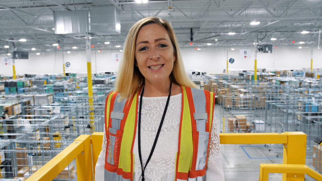  Sarah, an American who grew up in poverty, studied at UoPeople and landed a job at Amazon;