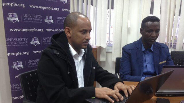 שרה, אמריקאית שגדלה בעוני, למדה ב־ UoPeople והשתלבה באמזון; ופליטים מאריתראה שהגיעו לישראל ולמדו מכאן. "מי שבא אליי אלה אנשים בלי אלטרנטיבה, והם אסירי תודה"