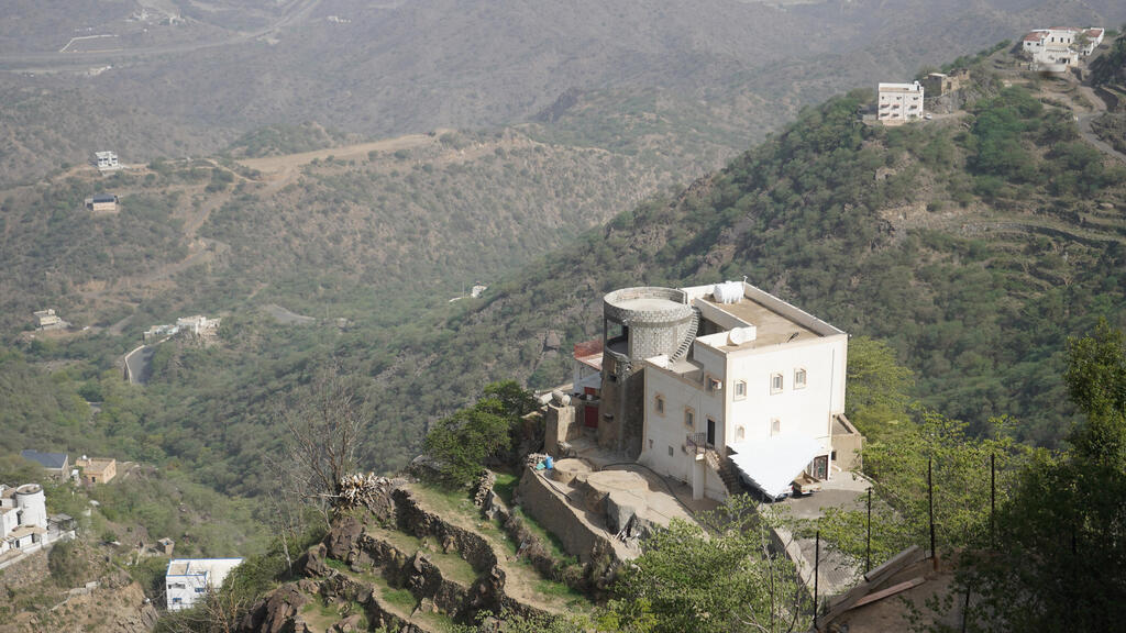 Terraces in Asir. (Tzur Shezaf) טראסות מסורתיות בעסיר. רוב אנשי השבטים כבר לא גרים בכפרים היפים האלו
