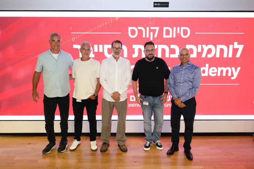 מימין לשמאל- ידין ענתבי מנכל בנק הפועלים, ארז רחמיל משנה למנכל וראש החטיבה הטכנולוגית בבנק הפועלים, עמית אוברקוביץ', הממונה על חטיבת משאבי האנוש בבנק הפועלים, ניר סלינס ciso בנק הפועלים ורותם פיליפס מנהל אגף התעסוקה ולימודים בארגון נכי צהל