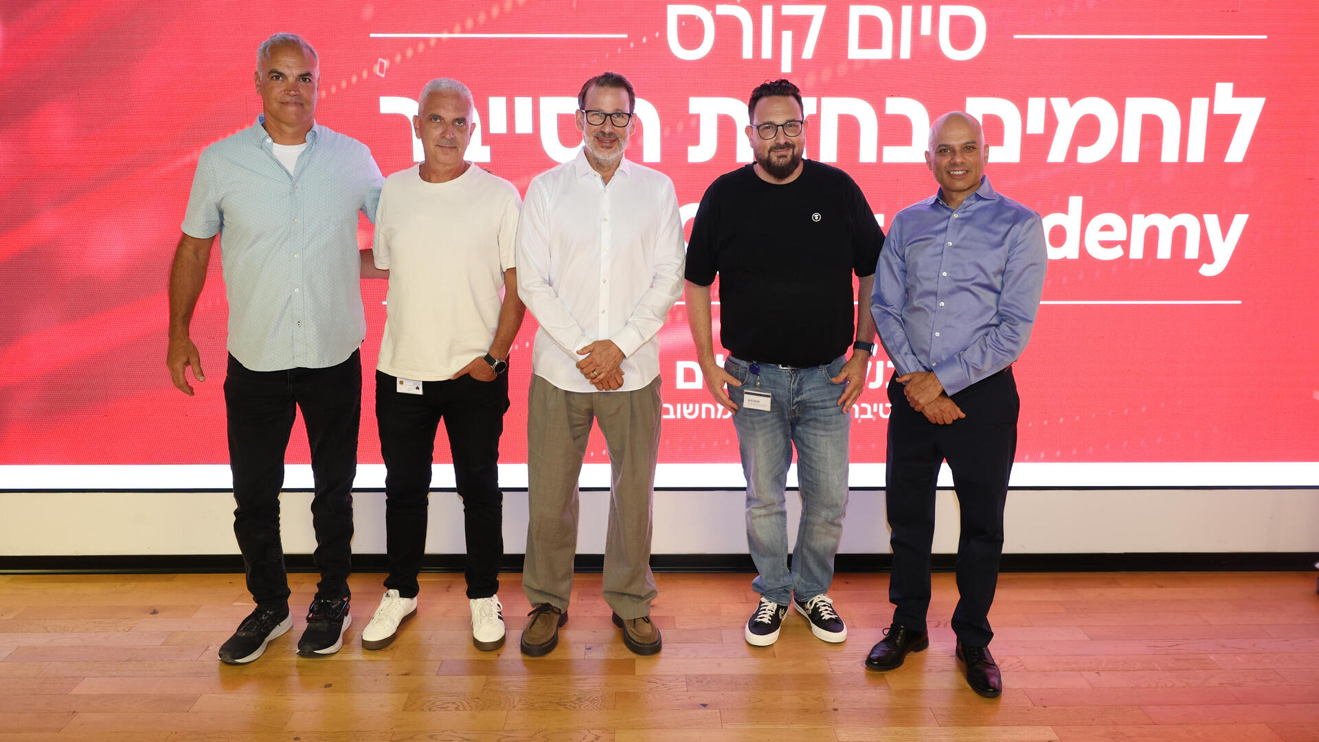 מימין לשמאל- ידין ענתבי מנכל בנק הפועלים, ארז רחמיל משנה למנכל וראש החטיבה הטכנולוגית בבנק הפועלים, עמית אוברקוביץ', הממונה על חטיבת משאבי האנוש בבנק הפועלים, ניר סלינס ciso בנק הפועלים ורותם פיליפס מנהל אגף התעסוקה ולימודים בארגון נכי צהל