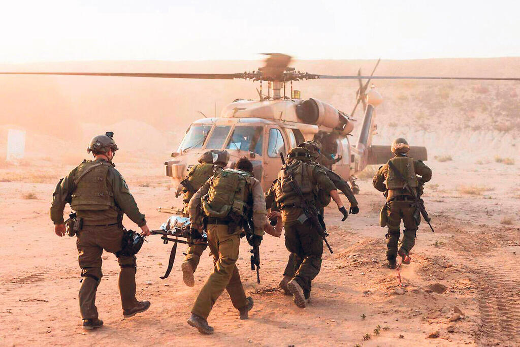 פינוי פצועים במלחמה. העלות המלאה של המלחמה למערכת הבריאות לא פורסמה בדו"חות החשכ"לית (צילום: דובר צה"ל) פינוי חיילים פצועים במלחמה