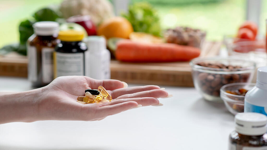 תוספי מזון (צילום: amenic181/Shutterstock) כדורים תוסף מזון תוספי מזון