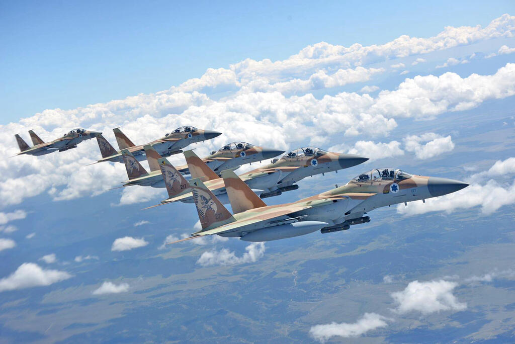 מבנה F15 בדרך למטרה (צילום: דובר צה"ל ) הקברניט חיל האוויר