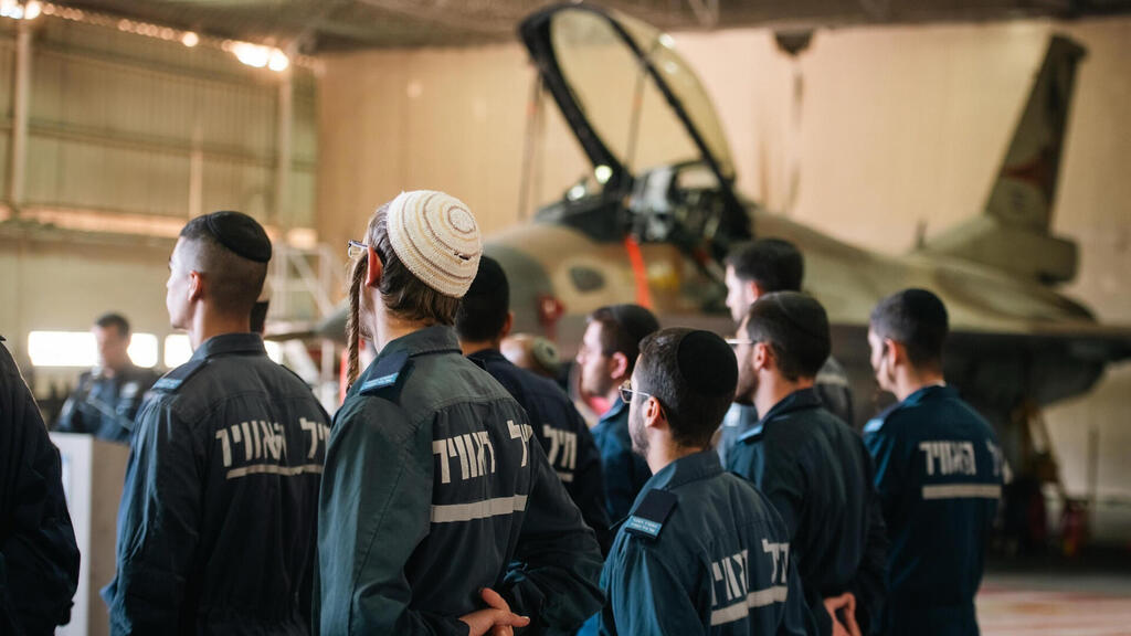 מקצוענים אחד אחד. צוות דת"ק בחיל האוויר (צילום: דובר צה"ל ) הקברניט חיל האוויר