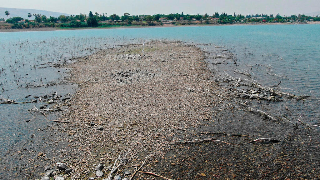 הכינרת המיובשת. שאיבת יתר מסכנת את האגם (צילום: שי מזרחי) אי ב כנרת שנוצר בכנרת לאחר ירידת מפלס המים